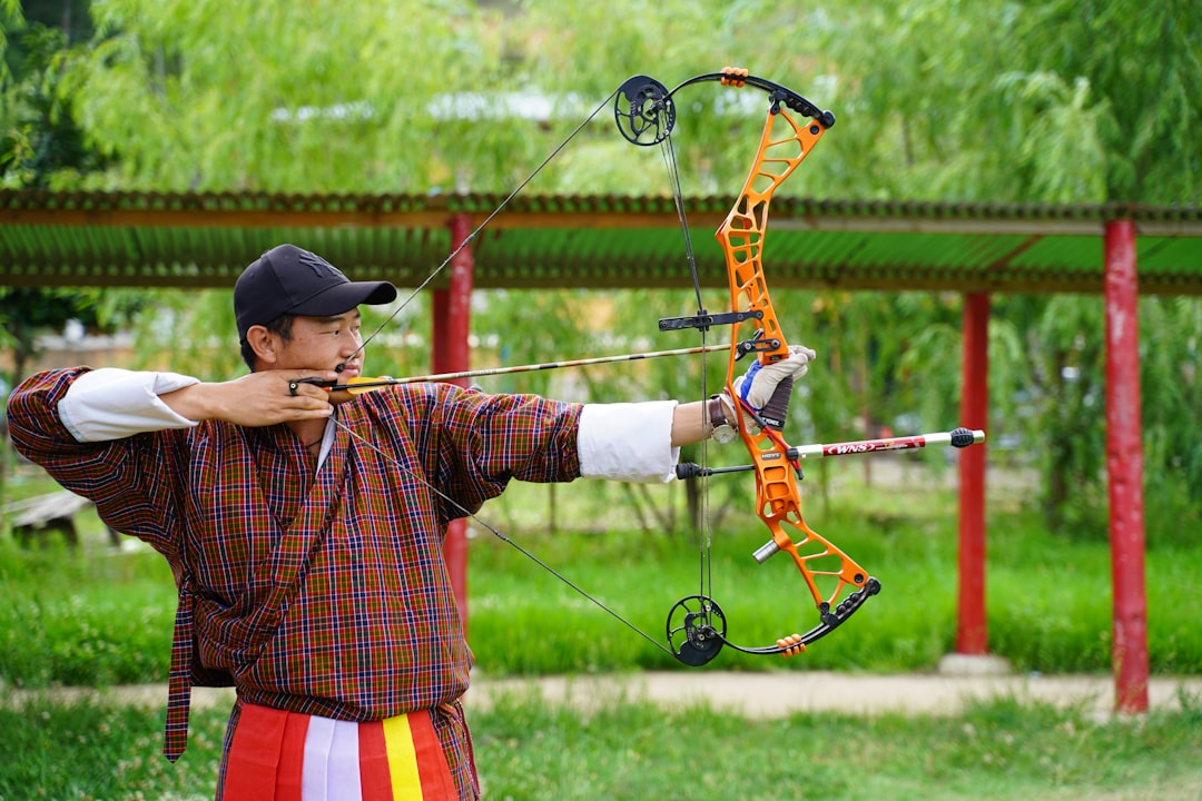 Compound bow aiming technique with proper sight alignment during walk-back tuning