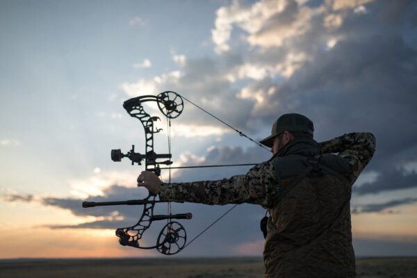 compound bow stabilizer setup on hunting compound bow
