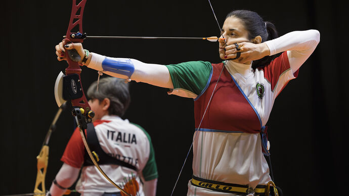 Barebow vs recurve article image from European indoor barebow competition
