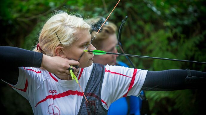 Barebow vs recurve article image showing a barebow archer aiming down the arrow