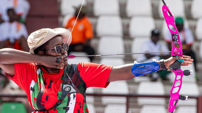 Barebow vs recurve guide featuring barebow champion Gloria Kitali shooting target archery