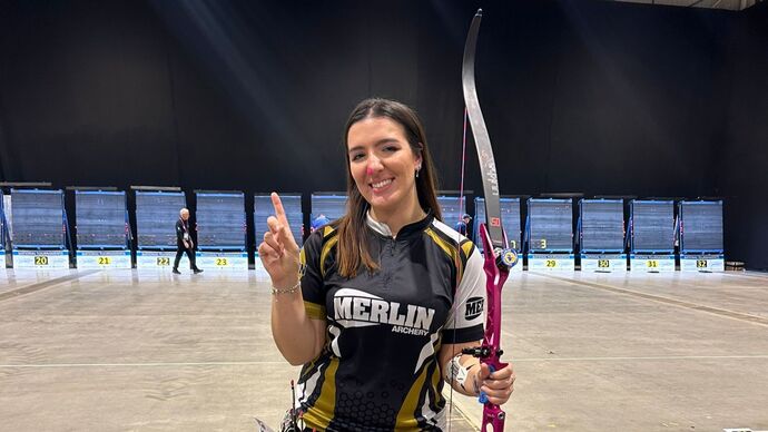 Barebow vs recurve guide with Illaria Knibb demonstrating modern barebow form