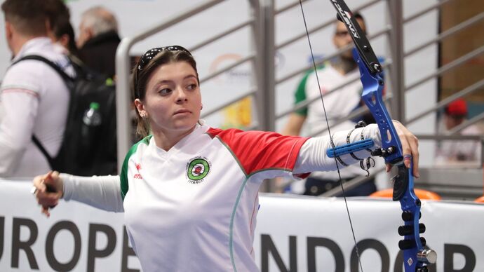 Barebow vs recurve guide featuring Linda Grezzani with a competitive barebow setup