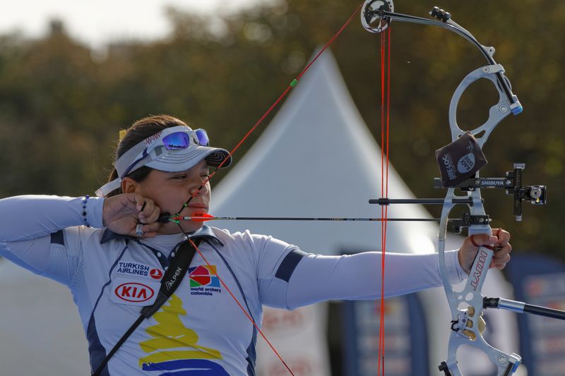 Target panic cure female compound archer holding the pin at full draw