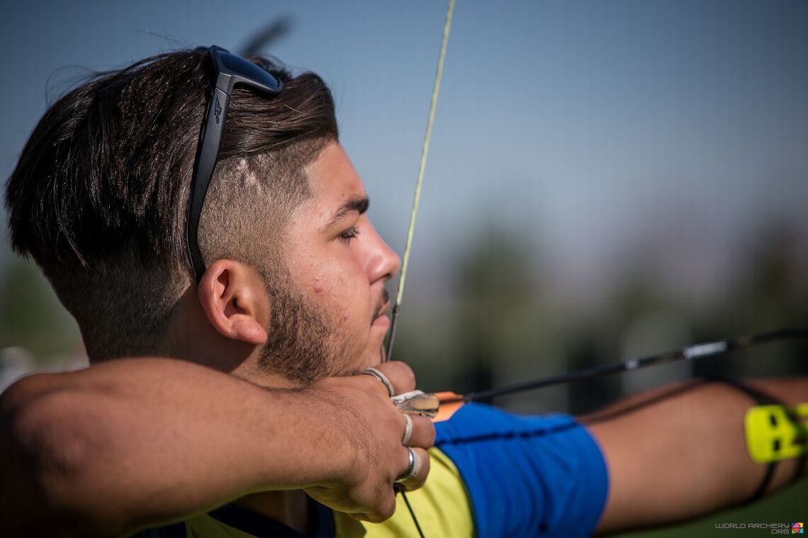 Archer at anchor point aligning the bowstring with the dominant eye for archery accuracy
