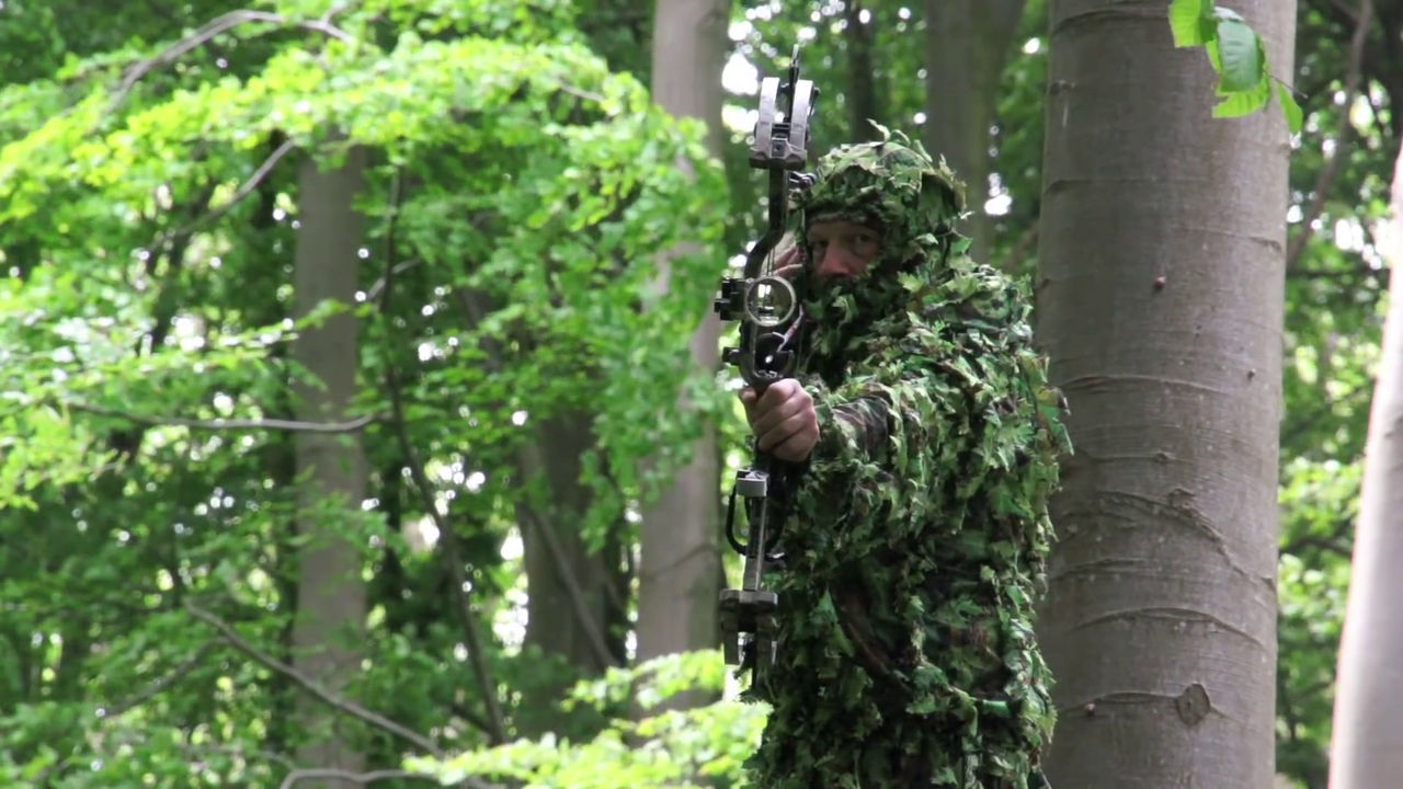 bowhunter aiming