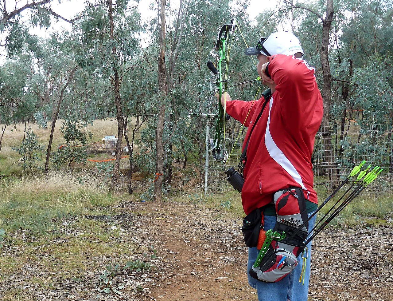 compound archer aiming