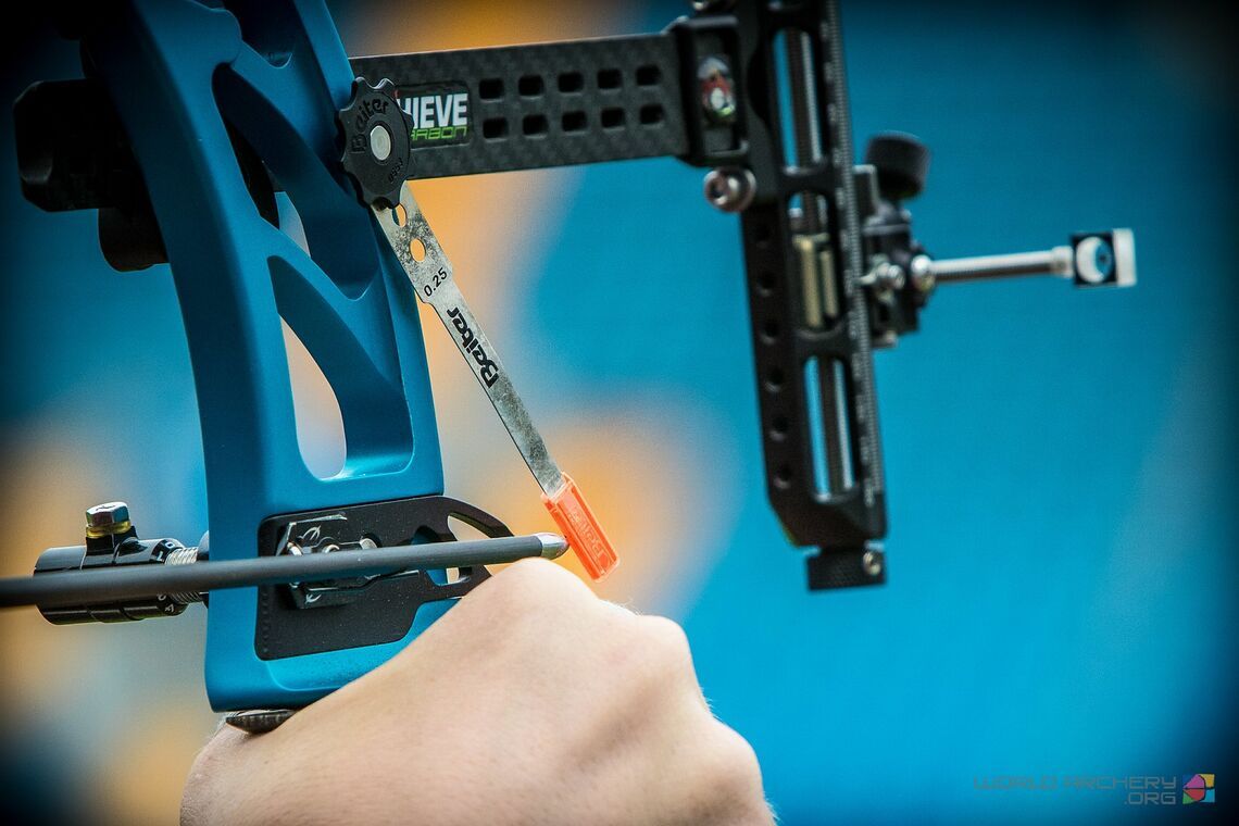 Recurve bow clicker and riser setup that supports dominant eye alignment