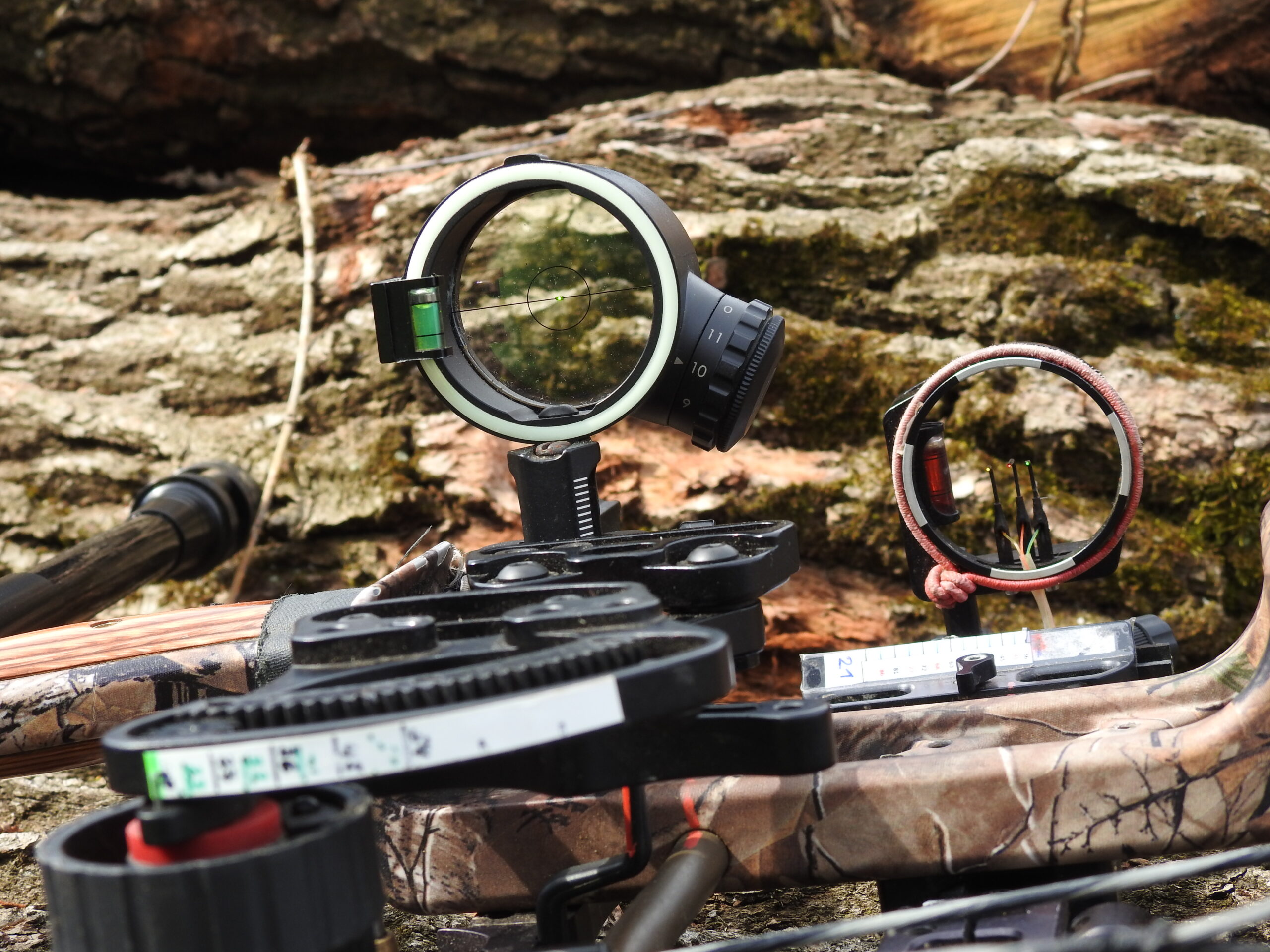 Single pin bow sight next to hybrid multi-pin bow sight on compound bows