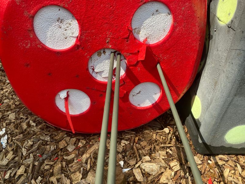 Mechanical vs fixed broadheads accuracy test arrows grouped in target