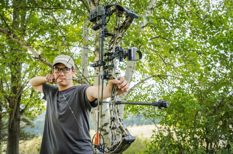 Compound bow anchor point with knuckle pressed under the jawline