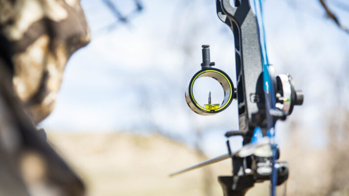 Compound bow sight with round scope ring, single pin and a bubble level