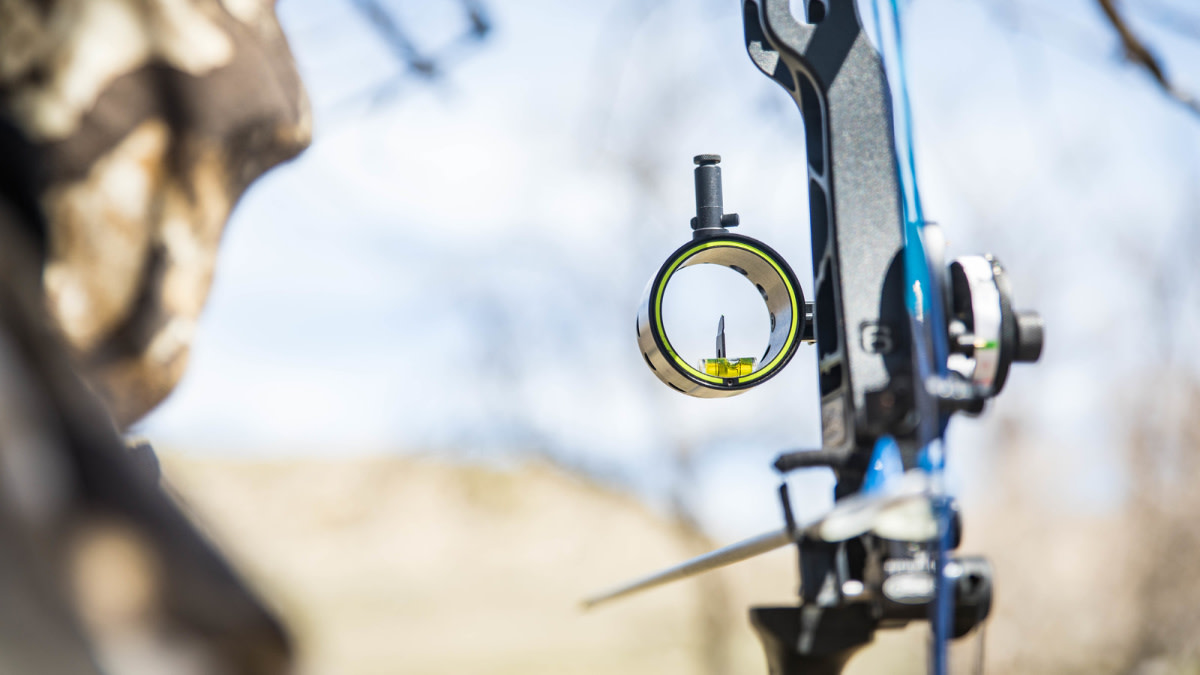 Compound bow sight with round scope ring, single pin and a bubble level