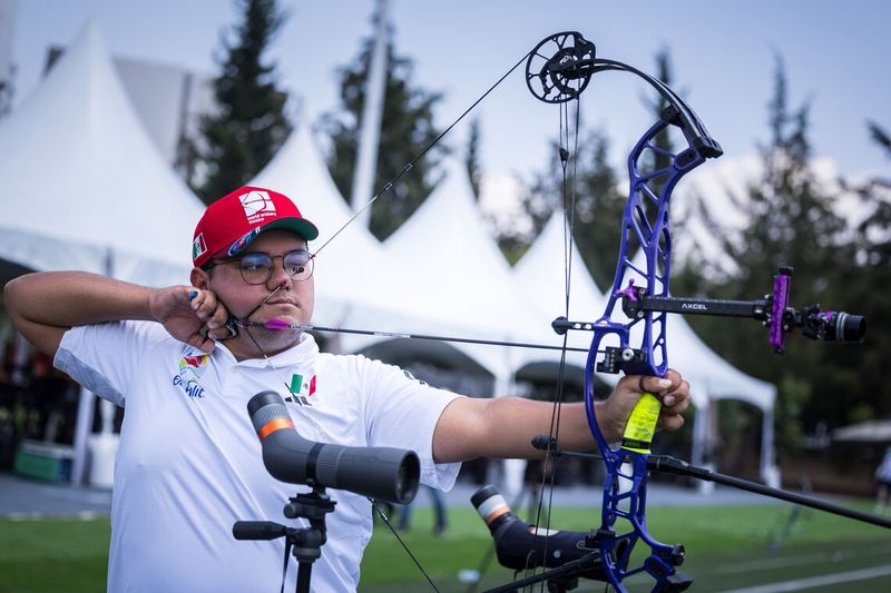 Compound archer at full draw side view showing proper draw weight technique