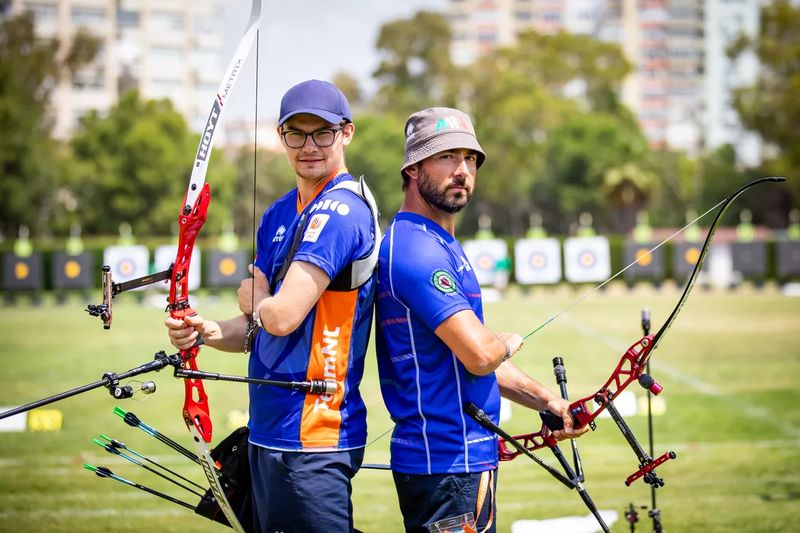 Compound and recurve archers showing different anchor point styles