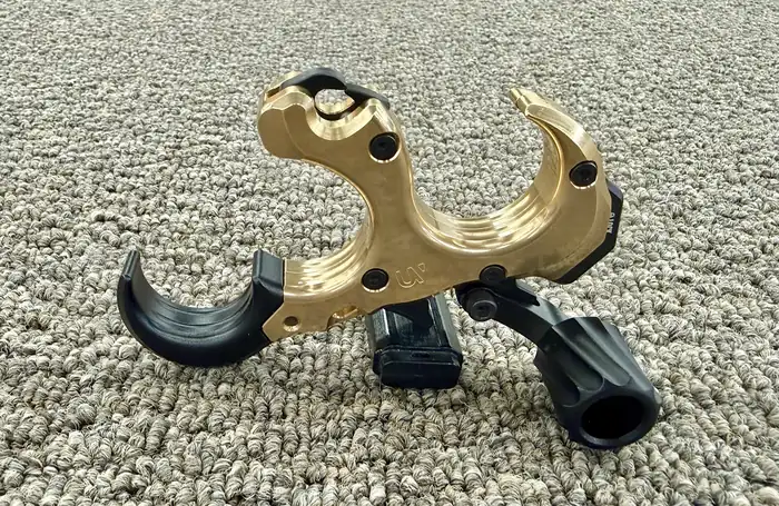 Hinge release versus thumb release archery aid comparison on carpet