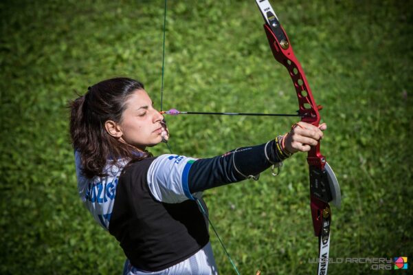 How to aim a recurve bow at full draw