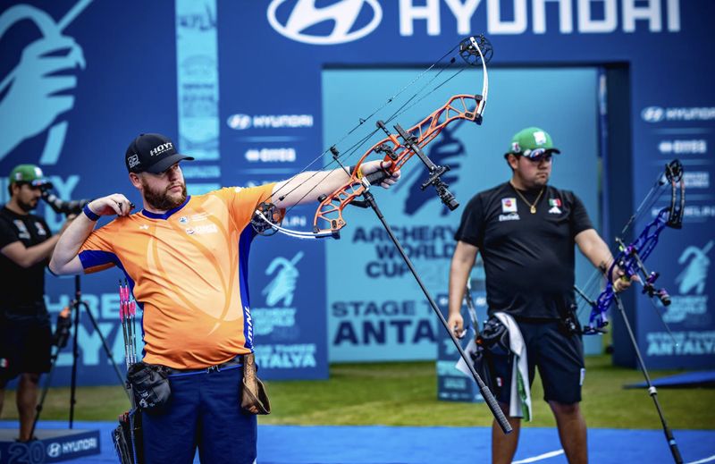 Mike Schloesser draws his compound bow during the Antalya 2026 final shoot-off
