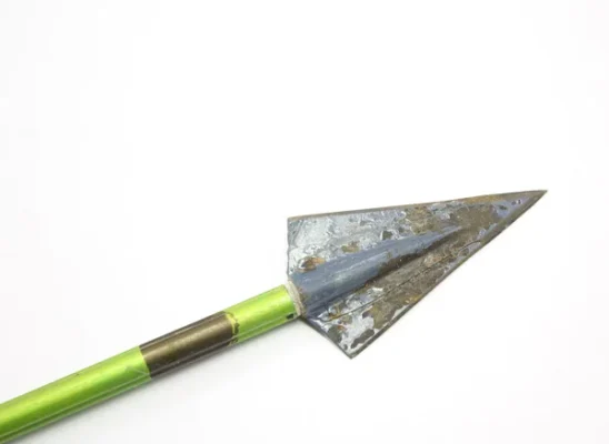Vintage arrow and broadhead. — Stock Photo, Image