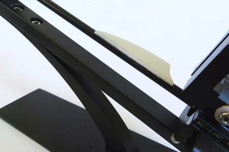 Clamping a vane onto the arrow shaft in a fletching jig