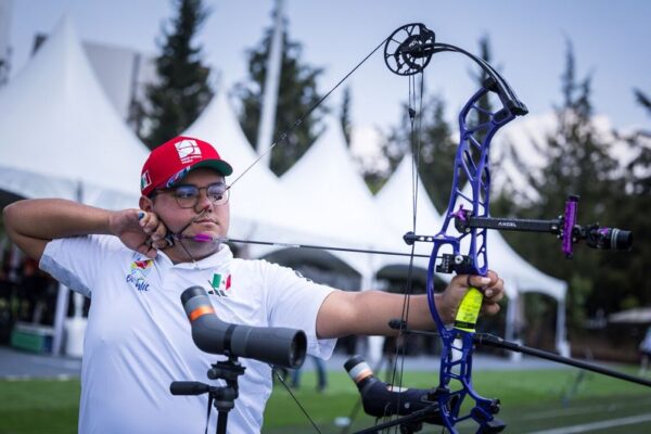 Compound archer at full draw side view showing proper draw weight technique