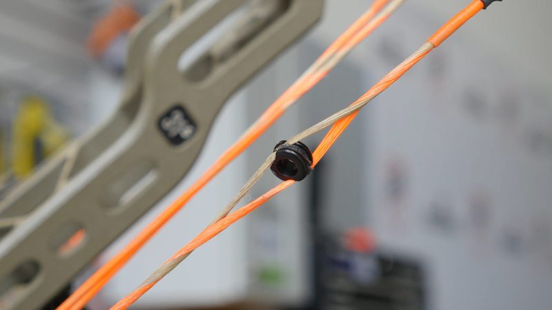 Compound bow peep sight and serving on the bowstring