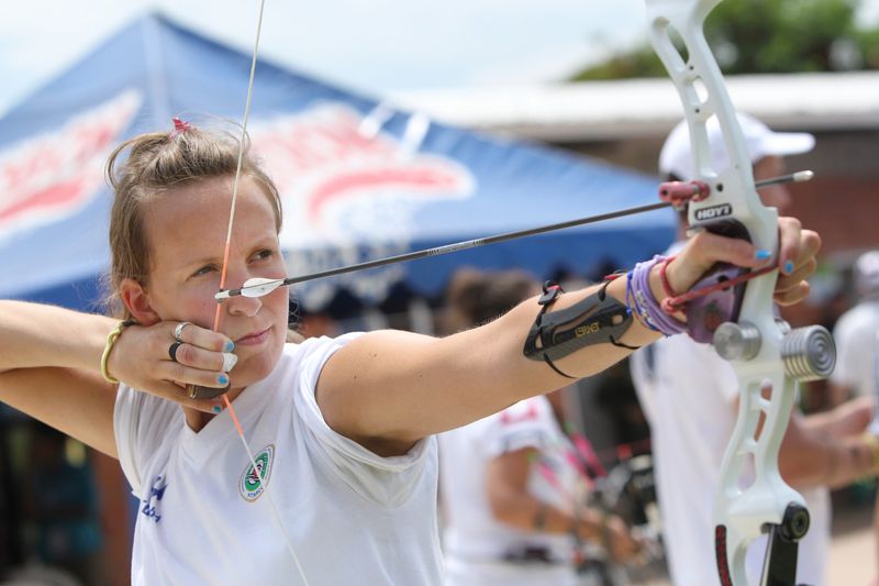 Recurve archer holding full draw with proper back tension