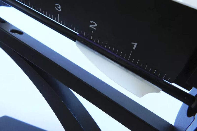 Positioning a vane at the right angle while fletching an arrow