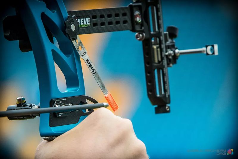 Recurve bow sight and stabilizer setup that supports a steady, focused hold