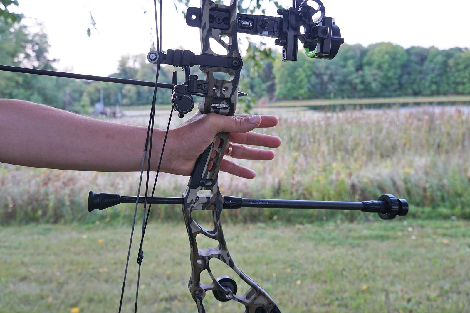 open relaxed grip on compound bow demonstrating proper archery form