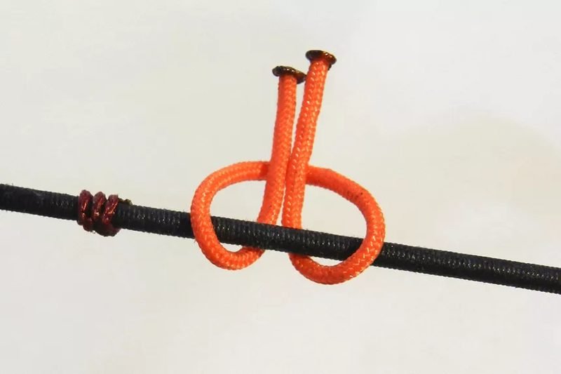 D-loop knot formation on bowstring — D shape visible