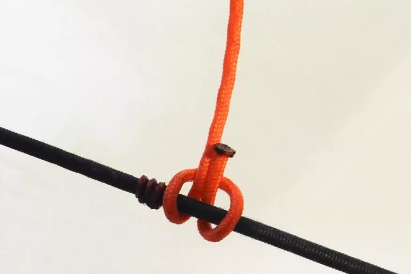 Tying the D-loop knot on the bowstring step by step