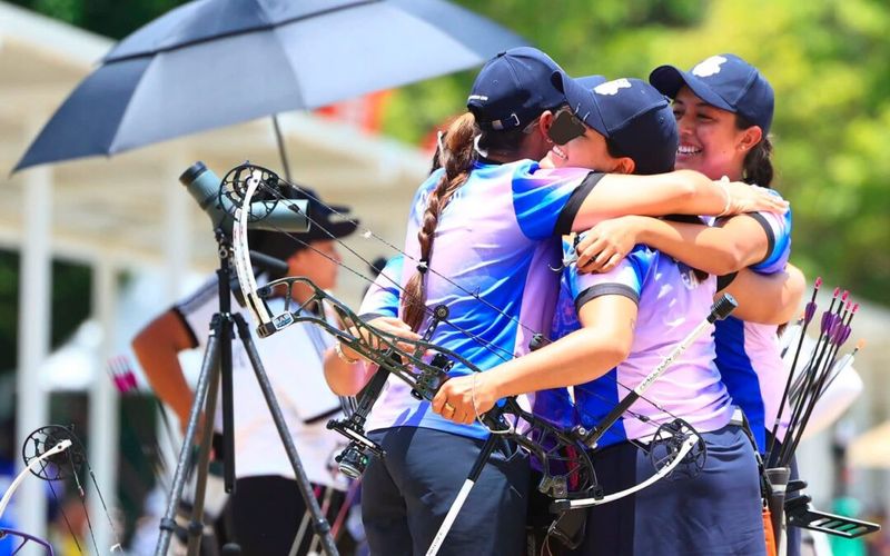 El Salvador compound archery team celebrating gold medal Santo Domingo 2026